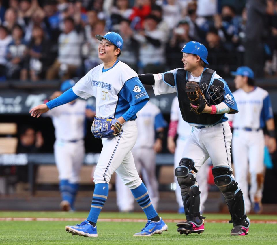 　マダックスを達成し、田宮（右）と喜び合う古林（撮影・中島達哉）