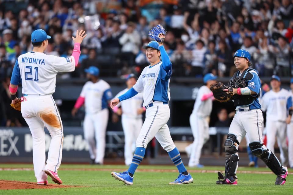 　来日初完封勝利をあげた古林（中央）＝撮影・中島達哉