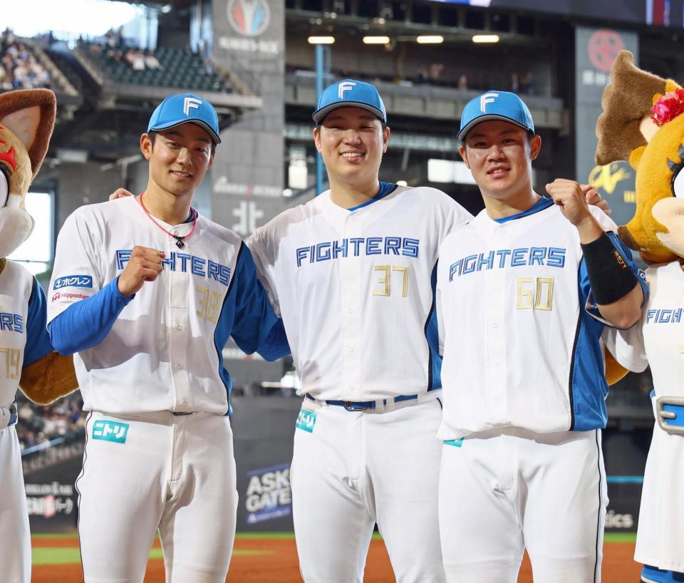 　笑顔を見せる（左から）石井、古林、吉田（撮影・中島達哉）