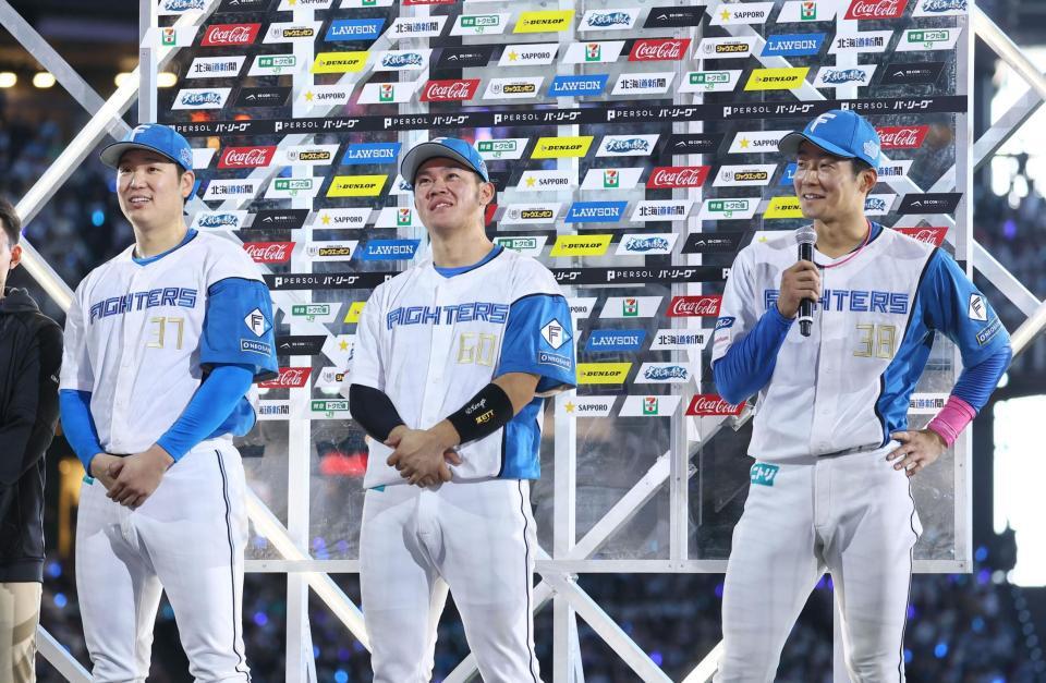 　お立ち台で笑顔を見せる（左から）の古林、吉田、石井（撮影・中島達哉）