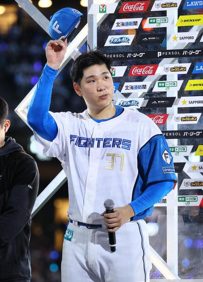 　スタンドのファンの歓声に応える古林（撮影・中島達哉）