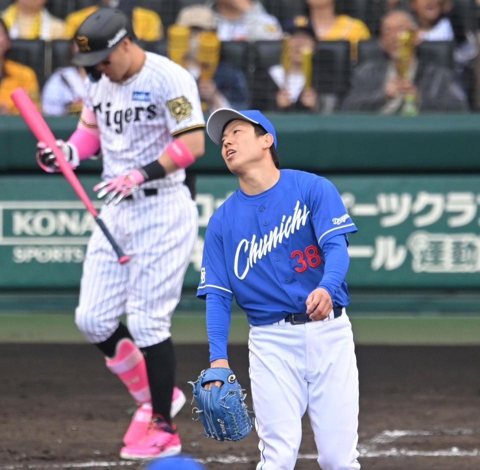 　５回、佐藤輝に四球を与え、悔しがる松葉（撮影・飯室逸平）