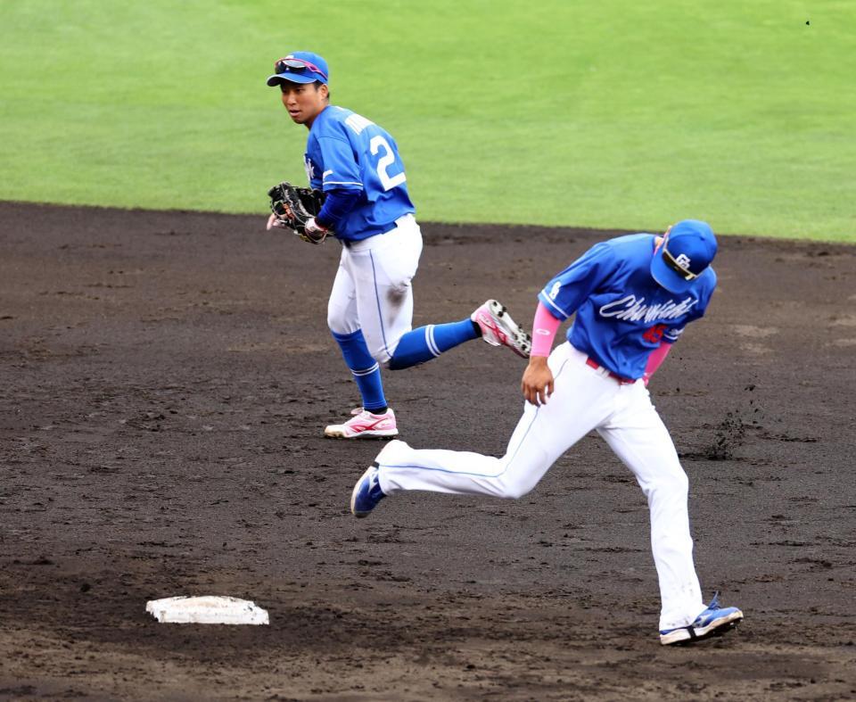 　５回、田中（左）は大山のライナーを捕球し併殺を決める（撮影・山口登）