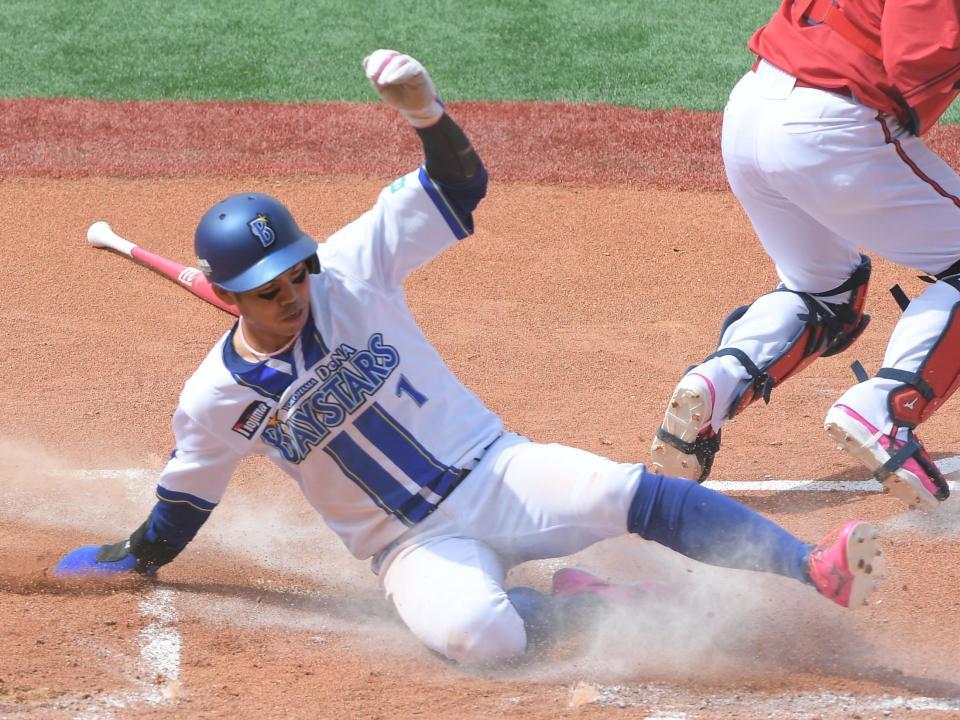 　１回、オースティンの左前打で二走・桑原が生還（撮影・佐藤厚）