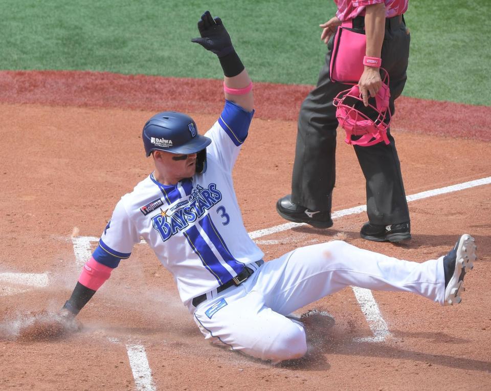 　１回、佐野の中前安打で二走・オースティンが生還（撮影・佐藤厚）