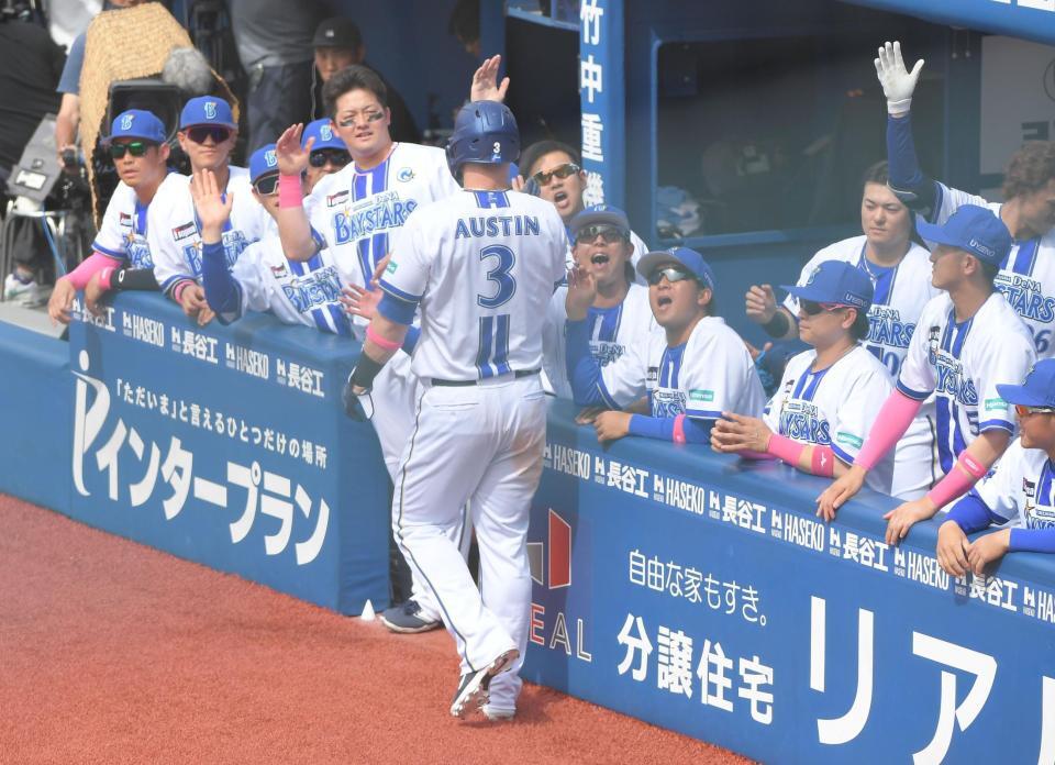 　１回、佐野の中前安打で二走・オースティンが生還、ナインに迎えられる（撮影・佐藤厚）
