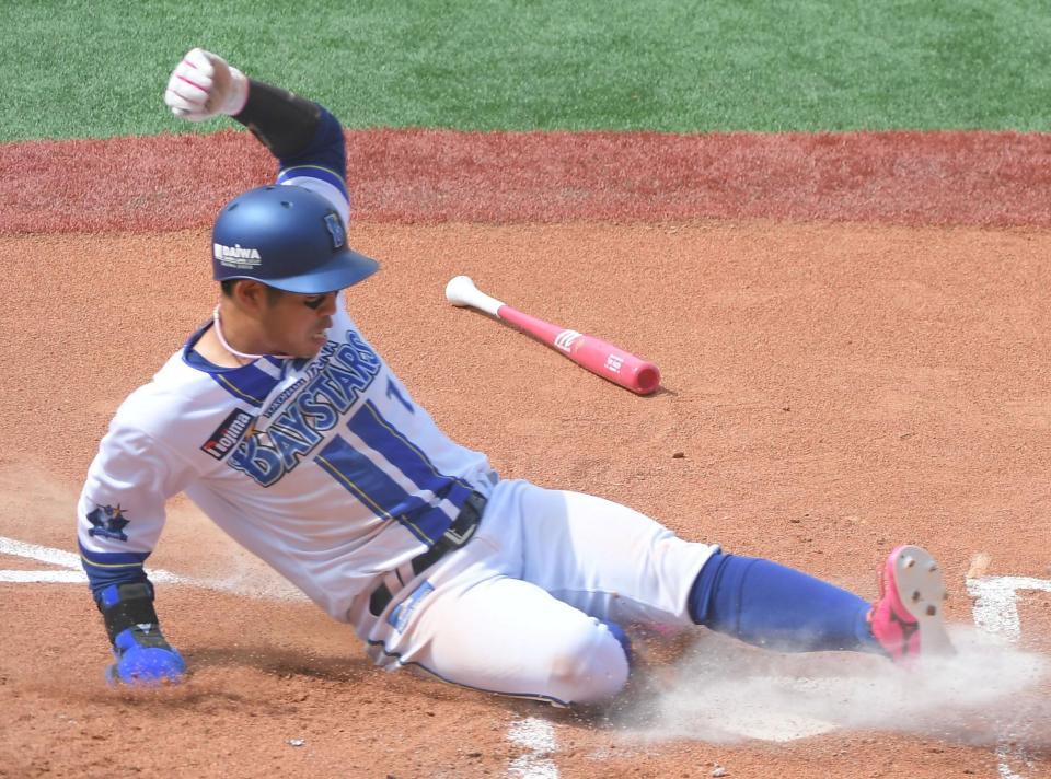 　１回、オースティンの左前打で二走・桑原が生還（撮影・佐藤厚）