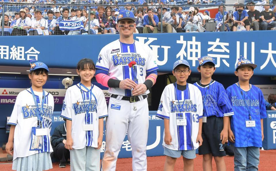 　子どもたちに囲まれ笑顔を見せるオースティン（撮影・佐藤厚）