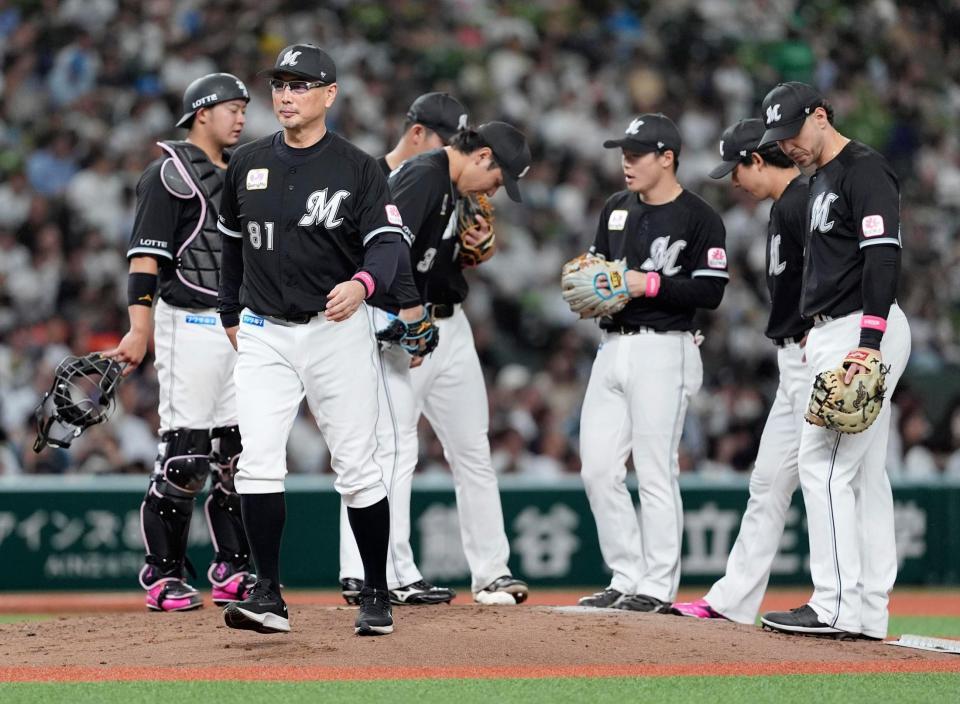 　７回、投手交代を告げた吉井監督（左手前）