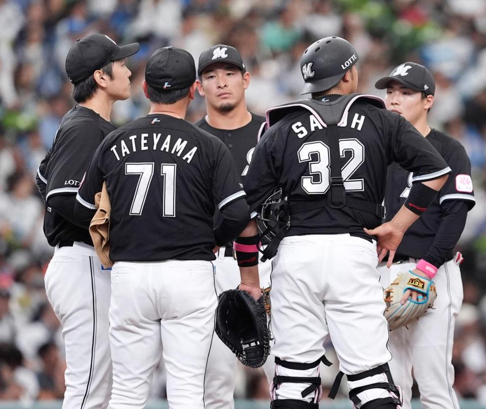 　３回、３点を奪われた先発の石川柊（左端）を囲むロッテナイン