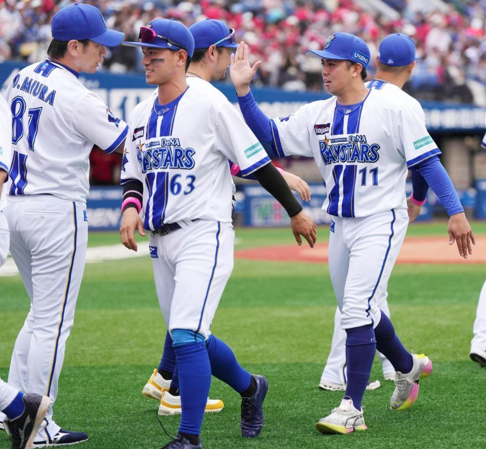 　広島に勝利し三浦監督（左端）とタッチを交わす東