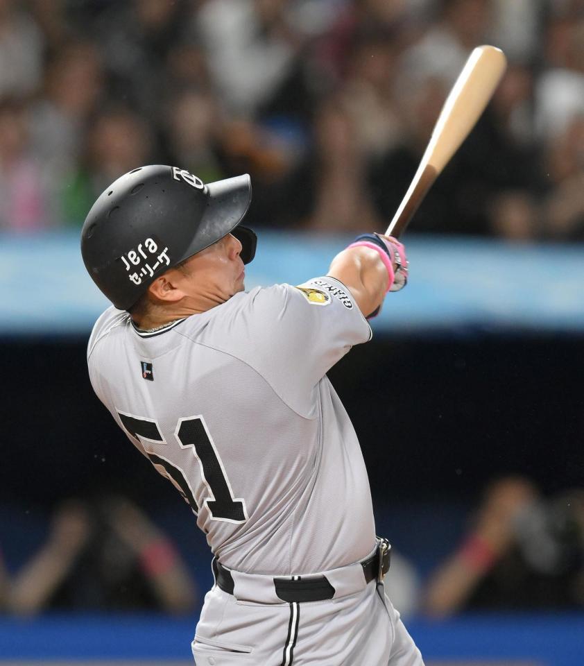 　８回、２試合連続となる左越えソロを放つ浅野（撮影・伊藤笙子）