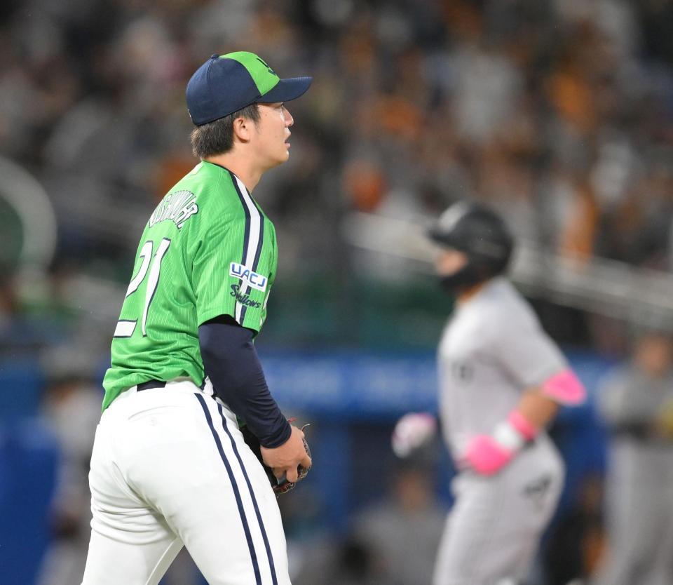 　８回、浅野（奥）にソロを浴びた吉村（撮影・伊藤笙子）