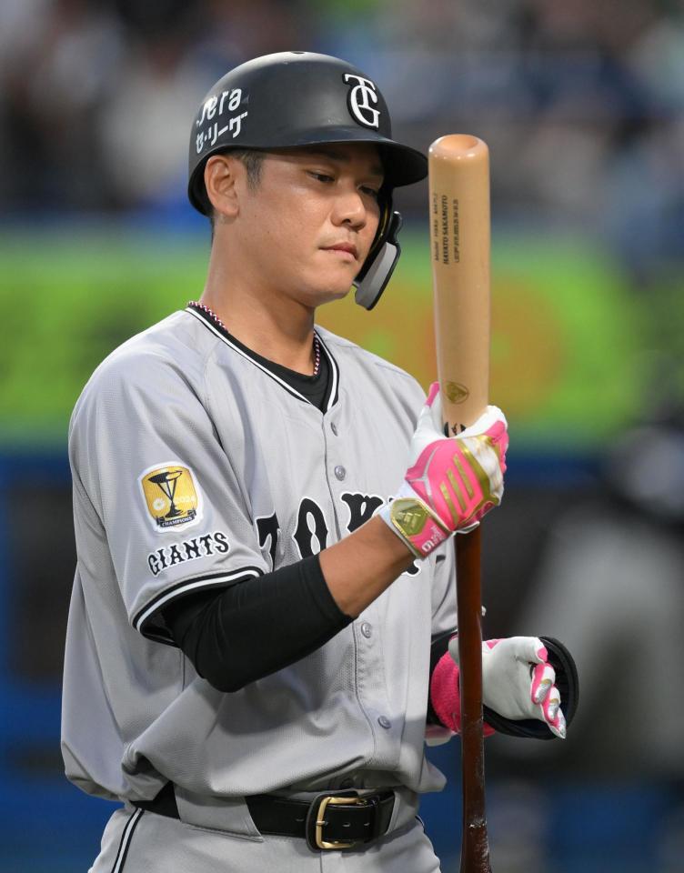 　２回、空振り三振に倒れ、バットを見つめる坂本（撮影・伊藤笙子）