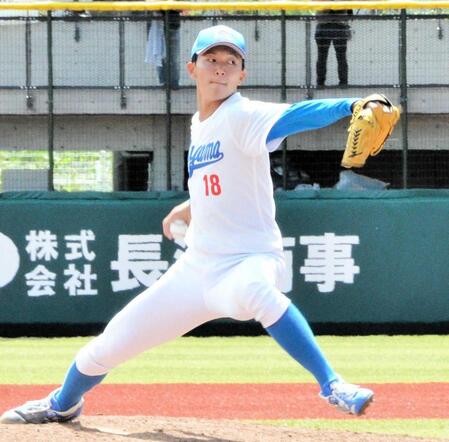　初先発で完投勝利を挙げた青学大・鈴木（撮影・間宮涼）
