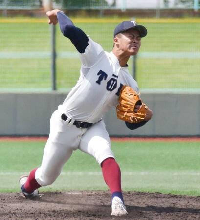 　先発して力投する大阪桐蔭・中野（撮影・北村孝紀）
