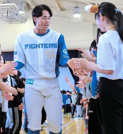 日本ハム・細川　目指すは阪神との日本シリーズ制しての日本一　少年時代は筋金入りの虎党　地元の小学校訪問で児童に宣言
