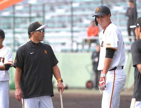 　秋広（右）に話しかける阿部監督＝２４年２月