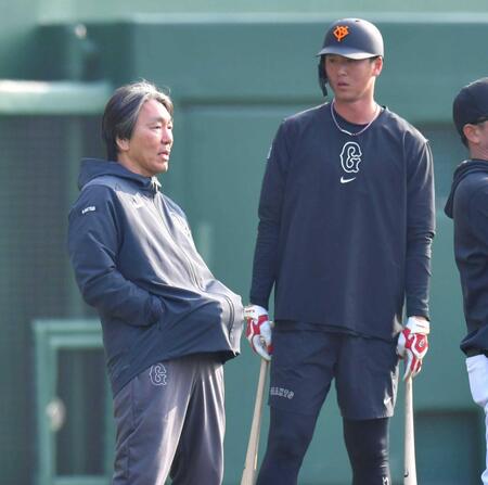 　打撃練習中、秋広（右）にアドバイスする松井秀喜氏＝２４年３月