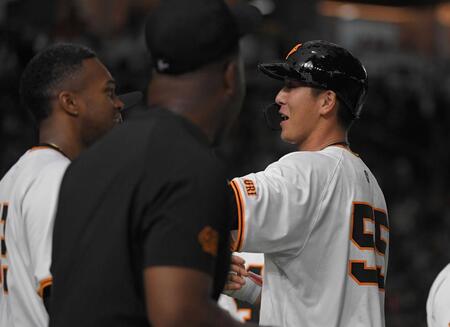 　中越えに逆転サヨナラ二塁打を放ち、マルティネス（左）に迎えられる秋広＝３月