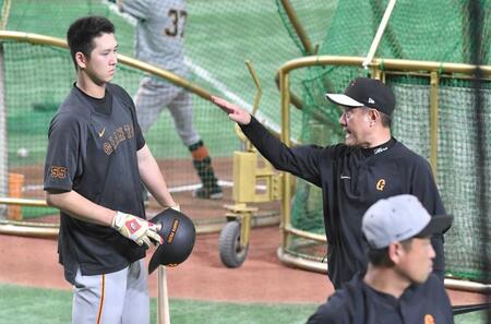 　原監督（右）からアドバイスされる秋広＝２３年６月