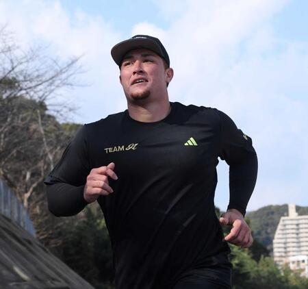 　坂道ダッシュをするリチャード＝２４年１月