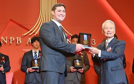 　ウエスタンの最多本塁打者賞、最多打点者賞を受賞したリチャード＝２３年１１月