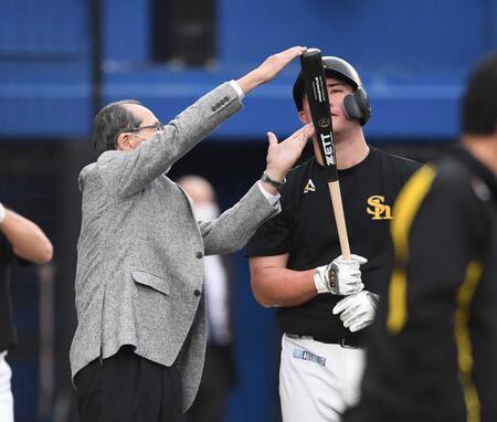 　リチャード（右）に打撃指導する王貞治球団会長＝２１年１０月