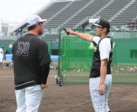 　阪神・井上（右）と話をするリチャード＝１０日