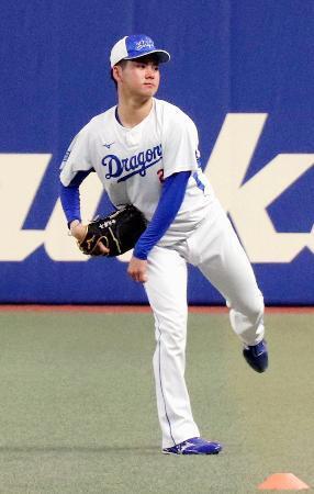 　キャッチボールする中日・金丸＝バンテリンドーム