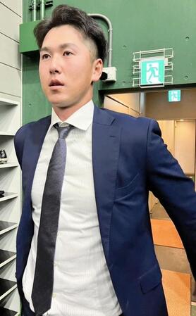 　トレード発表を受けて取材対応する秋広