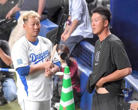 　師匠の中日・中田（左）と話す秋広＝２４年５月