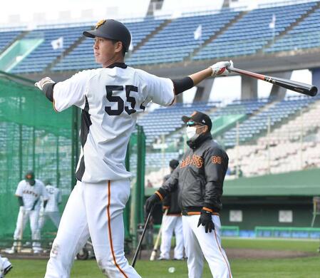 　阿部コーチ（右）の前でロングティーを行う秋広＝２２年２月