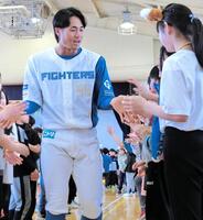 大谷翔平がNBAのレジェンド、マジック・ジョンソン氏と握手