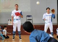 　児童とキャッチボールをする万波（左）と細川