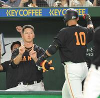 　左越えソロを放った中田（右）を迎える秋広＝２３年７月