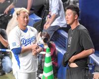 　師匠の中日・中田（左）と話す秋広＝２４年５月