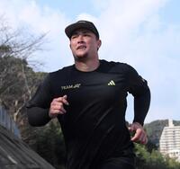 　坂道ダッシュをするリチャード＝２４年１月