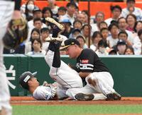 　三塁盗塁を狙った若林（左）は勢い余ってリチャードを乗り越え転倒する＝２４年５月