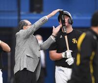 　リチャード（右）に打撃指導する王貞治球団会長＝２１年１０月