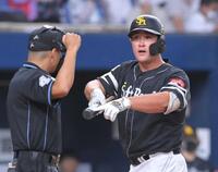 　空振り三振に倒れるも主審に抗議するリチャード＝２２年１０月