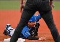 　５回、西川の打球で三塁を狙った二走・紅林をタッチアウトにして笑顔の伏見＝７日