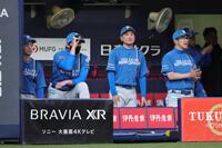 　７回裏、ベンチで戦況を見守る新庄監督（左から２人目）＝７日