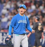 　３回を無失点に抑え、ガッツポーズする山崎＝７日