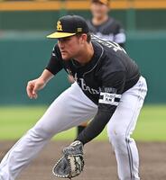 　５月１０日、ウエスタン・阪神戦の前にシートノックを受けるリチャード