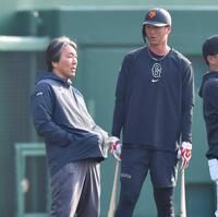 　打撃練習中、秋広（右）にアドバイスする松井秀喜氏＝２４年３月