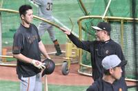 　原監督（右）からアドバイスされる秋広＝２３年６月