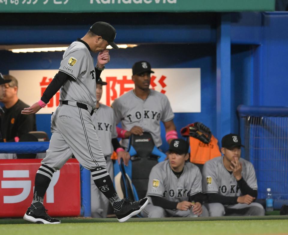 　最下位ヤクルト相手にカード負け越しとなり、足早にベンチを後にする阿部監督（左）＝撮影・伊藤笙子