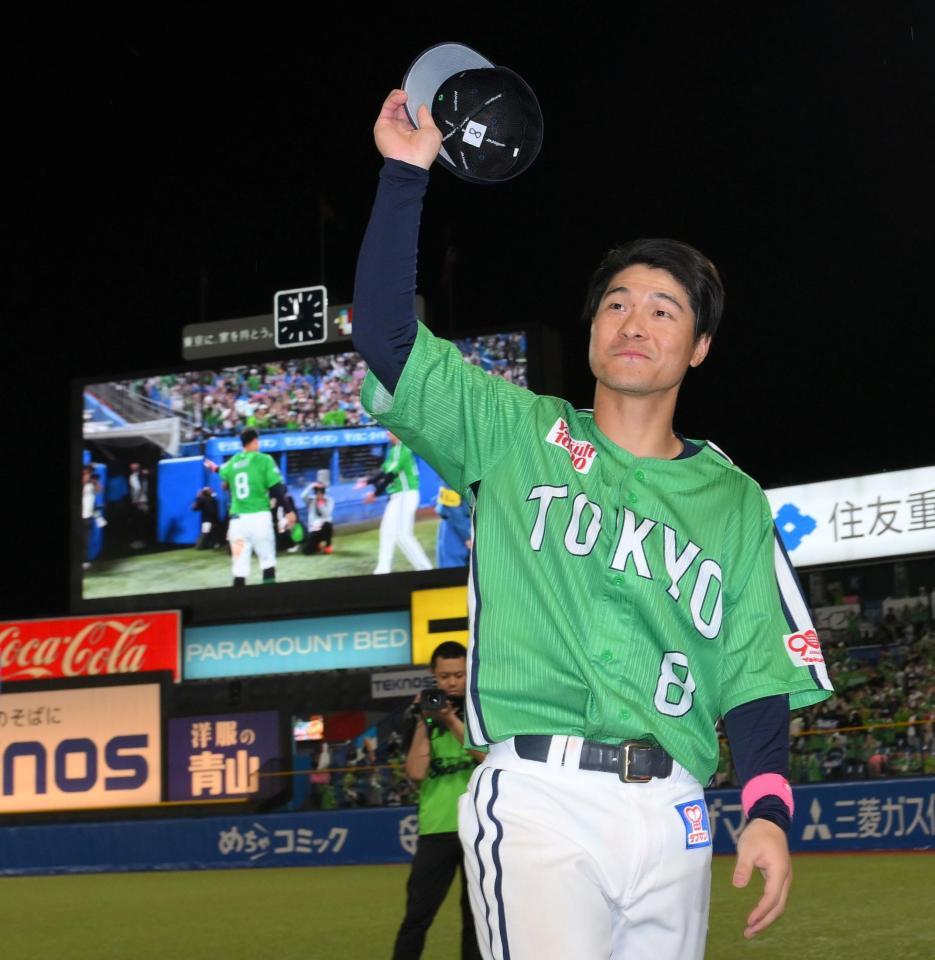 　決勝２ランを放ち、スタンドの歓声に応える茂木（撮影・伊藤笙子）