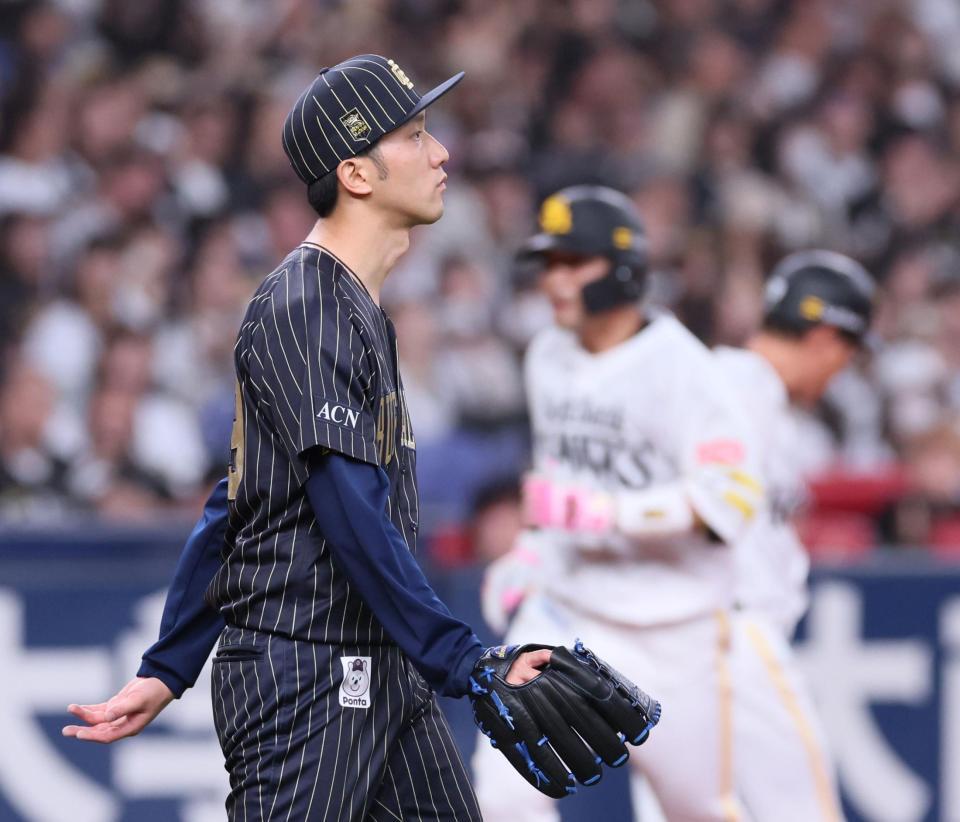 　２回、嶺井に先制２ランを浴びる田嶋（撮影・立川洋一郎）